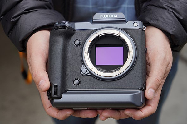دوربین فوجی فیلم GFX100 با سنسور 102 مگاپیکسلی و قیمت 10 هزار دلار معرفی شد.